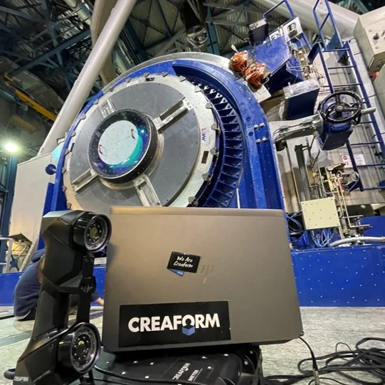Escáner 3D frente a instrumento científico de gran tamaño