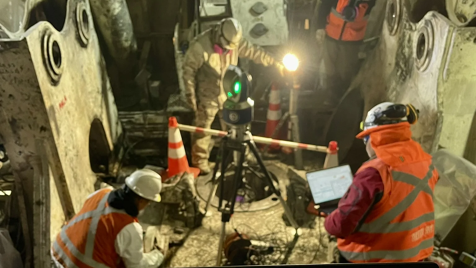 Inspección con escaneo 3D en una faena industrial nocturna