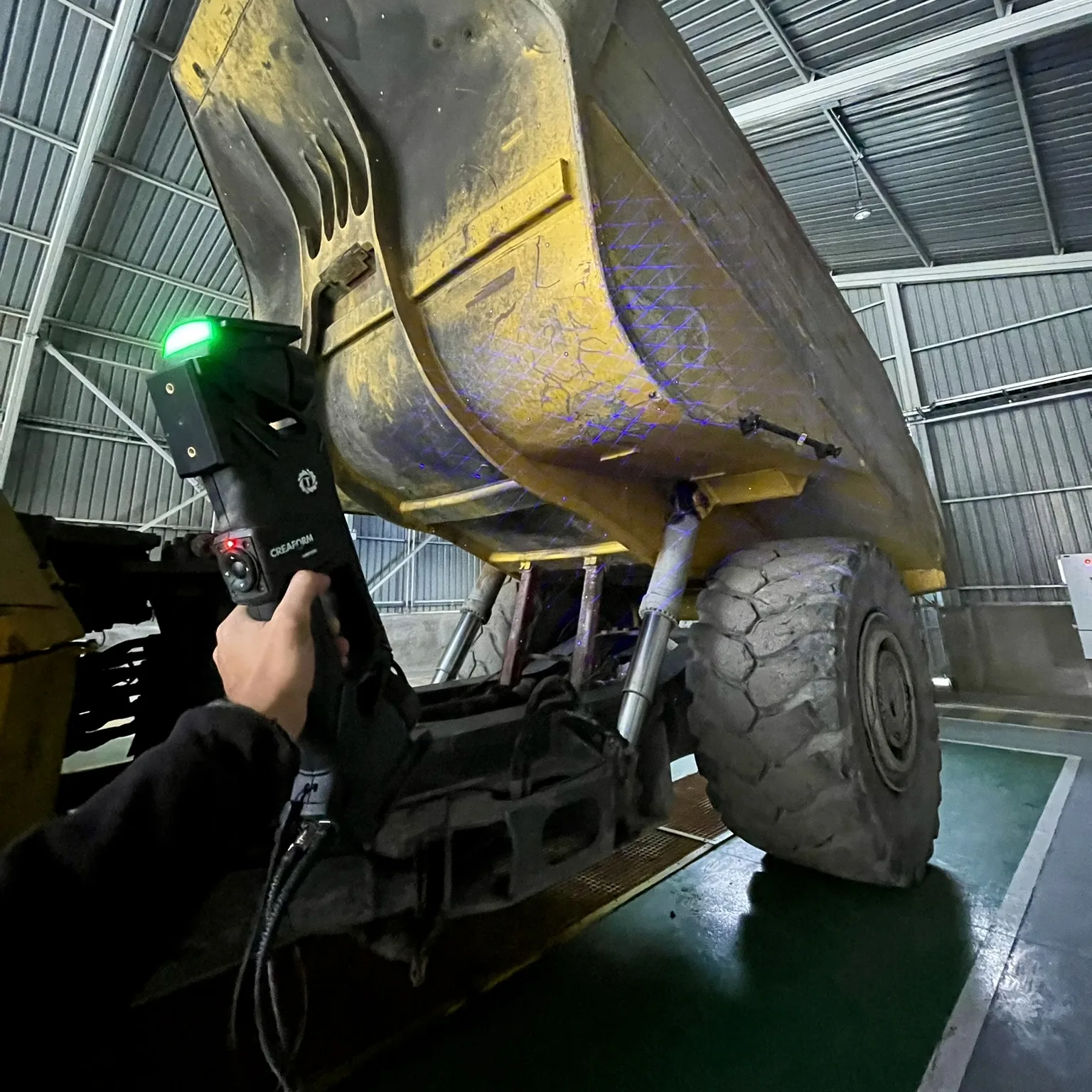 Escaneo 3D de tolva minera con targets de fotogrametría