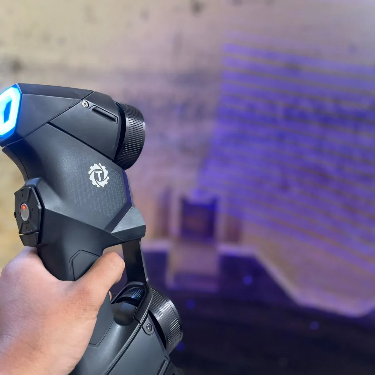 Escáner 3D Creaform midiendo un componente industrial en planta