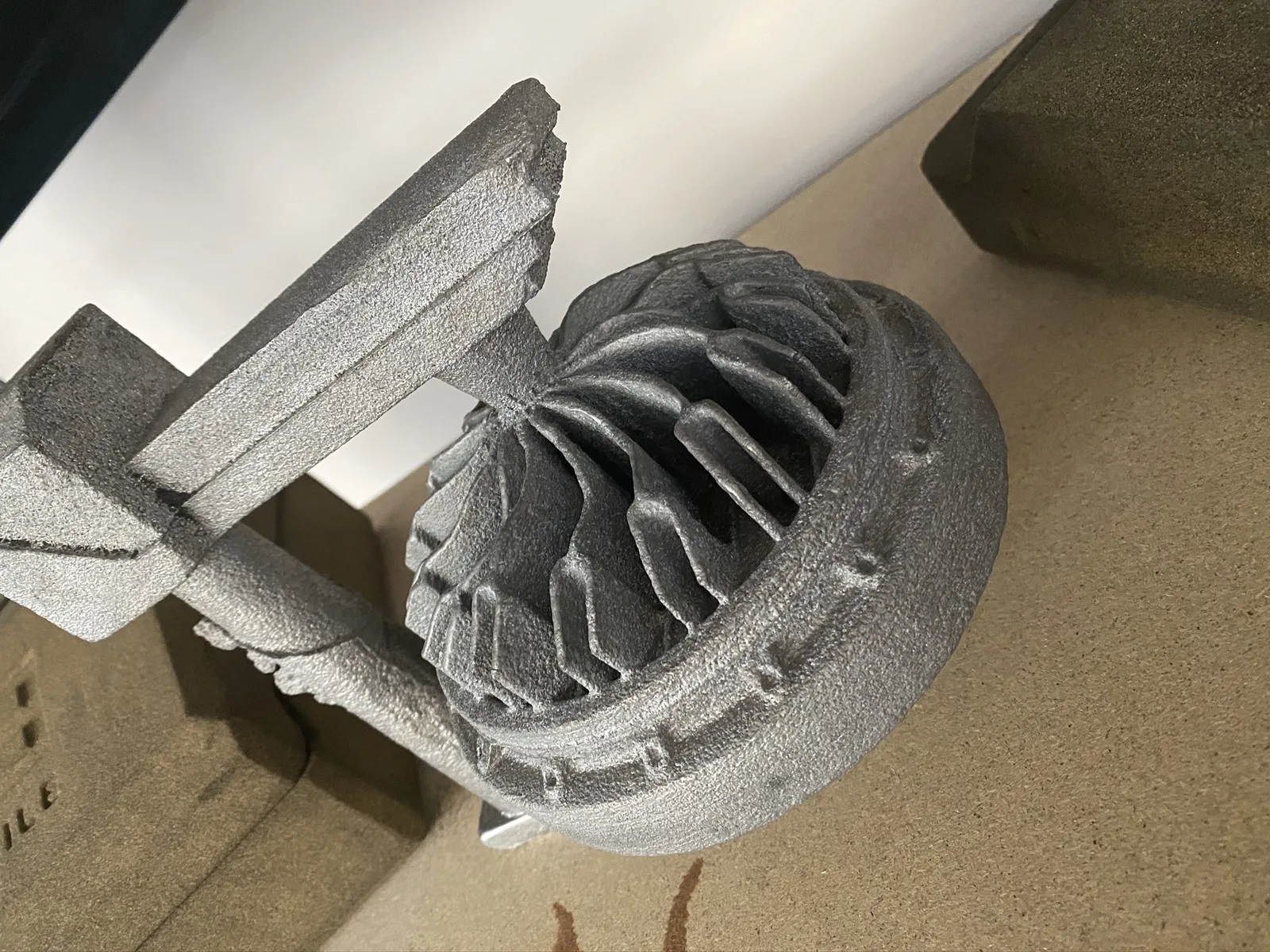 Impulsor metálico fabricado con impresión 3D en metal para aplicación industrial
