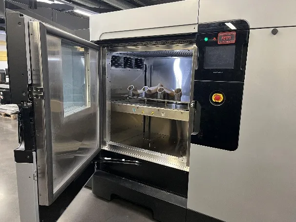 Impresora 3D industrial Stratasys operando en Talentum Digital