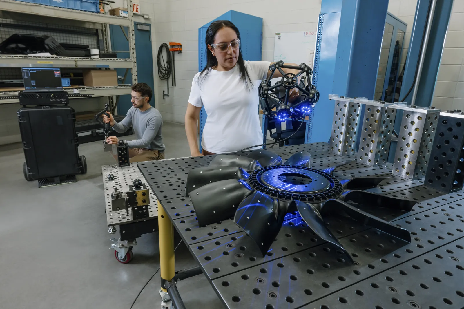 MetraSCAN 3D escaneando y palpando simultáneamente