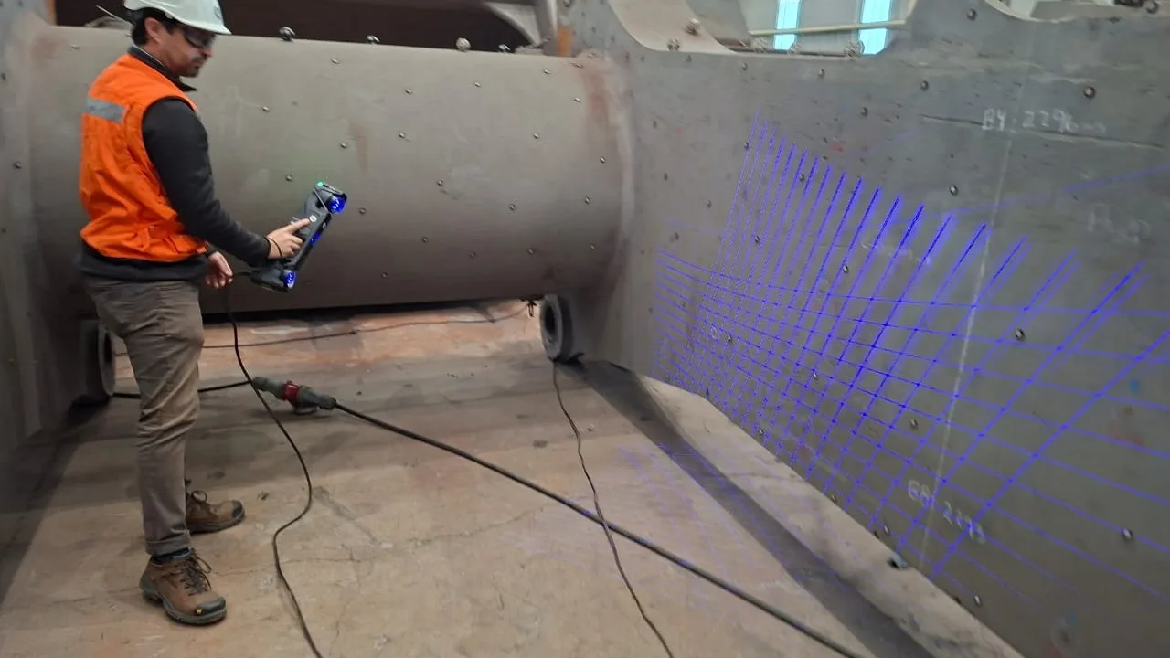Ingeniero de Talentum operando un escáner Creaform en faena