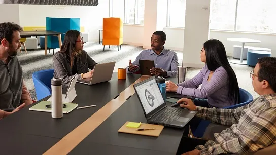 Equipo de diseño trabajando en SOLIDWORKS