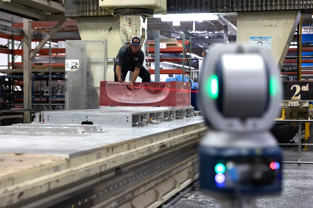 FARO Vantage Laser Tracker midiendo una pieza de gran tamaño con láser en planta