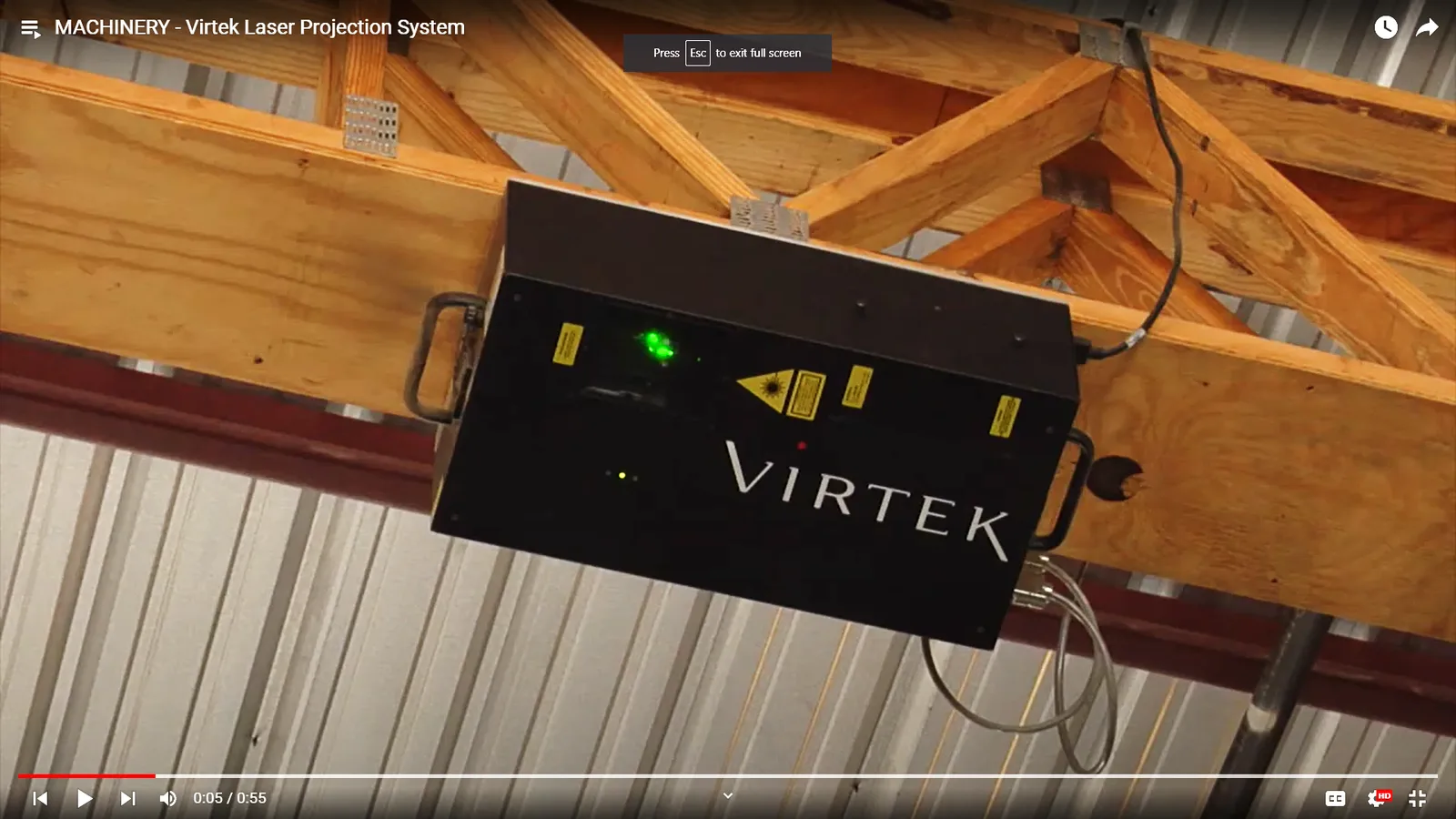 Proyector Virtek LTG proyectando sobre cerchas