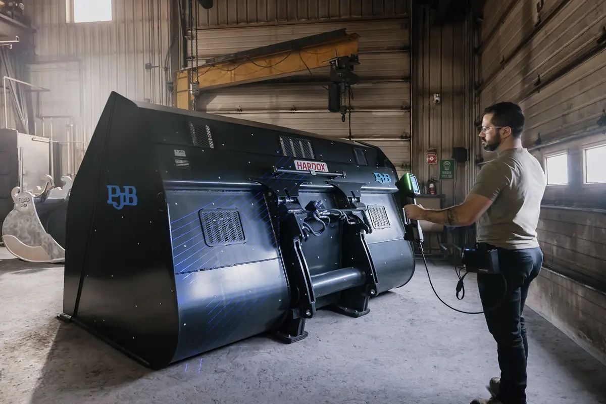 Técnico escaneando un balde minero de gran tamaño con HandySCAN 3D MAX EVO