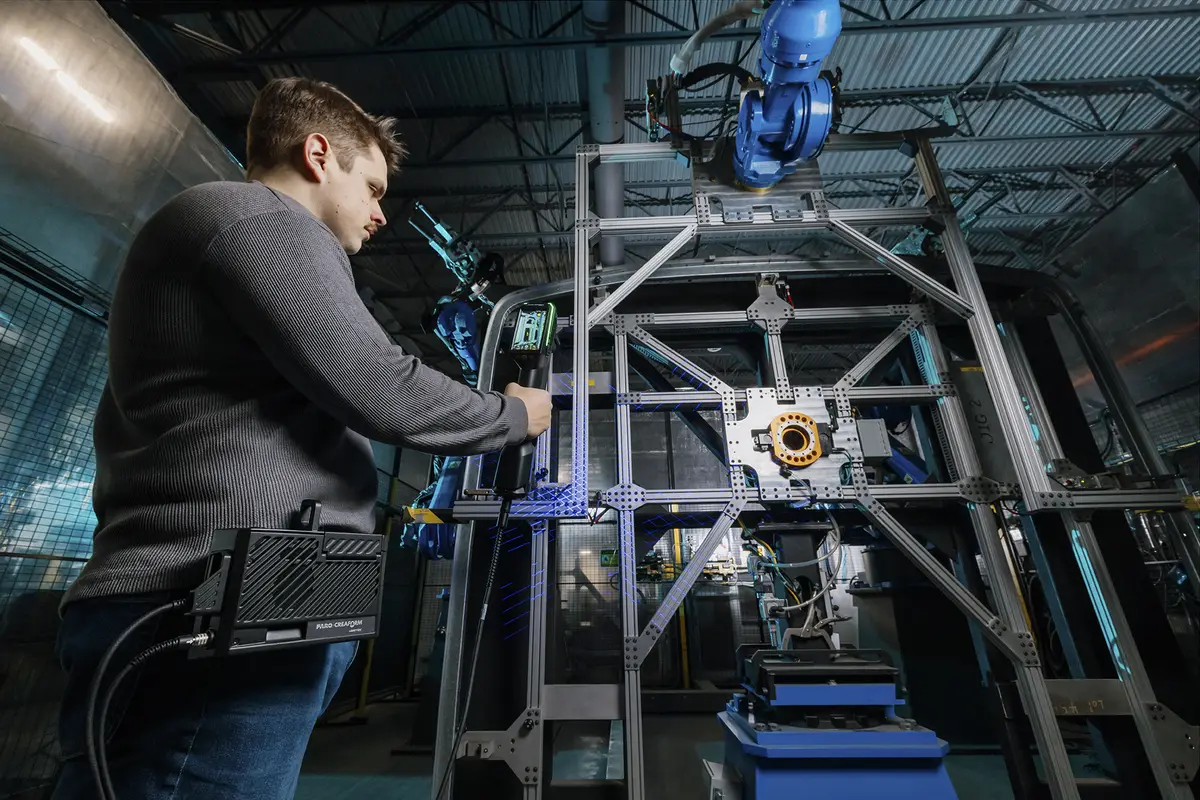 Técnico con kit de movilidad inalámbrico escaneando un fixture de gran tamaño con HandySCAN 3D MAX EVO