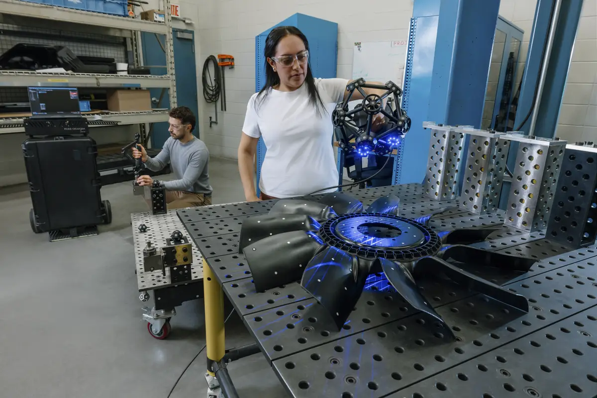 Técnicos usando MetraSCAN 3D y HandyPROBE al mismo tiempo para escanear y sondear un componente