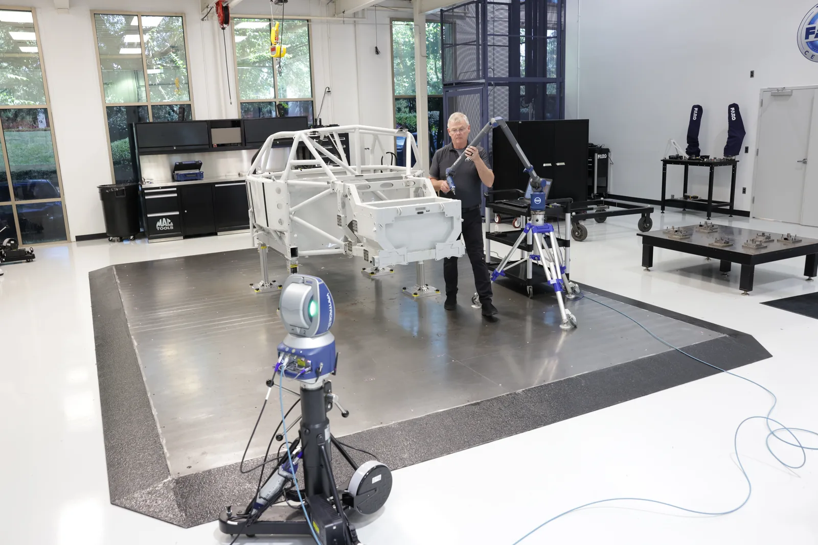Medición de una estructura tubular soldada con brazo FARO Quantum X montado en trípode, en taller de metrología
