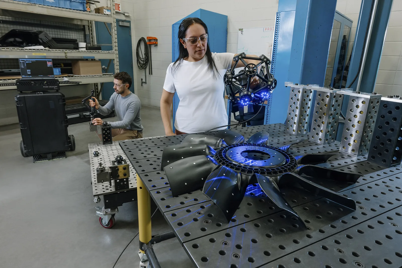 MetraSCAN 3D escaneando y palpando el mismo componente de forma simultánea