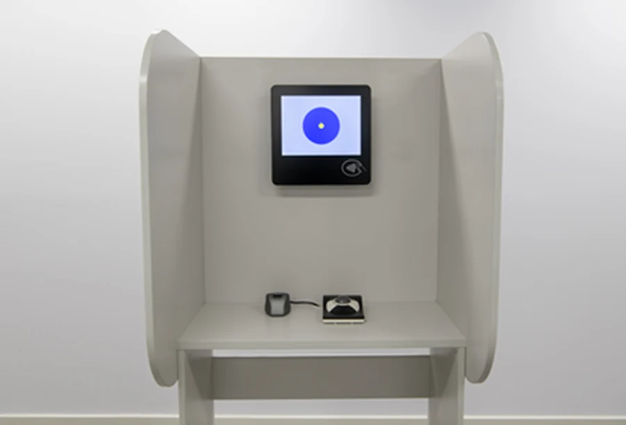 Terminal OSPAT instalado en cabina, con trackball y lector de identificación